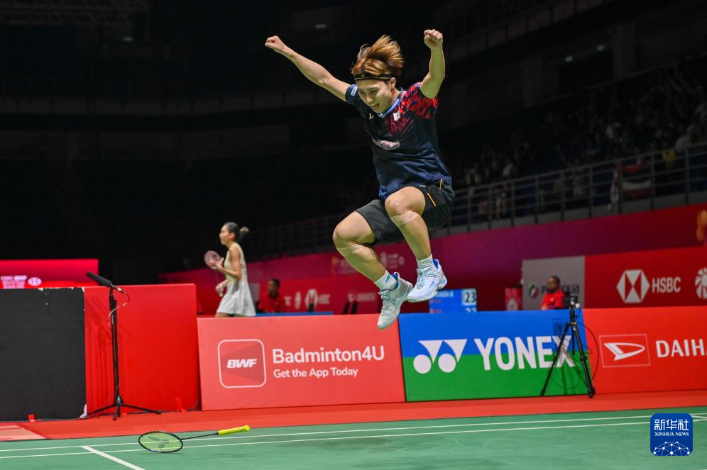 现出了她对 现出了她对